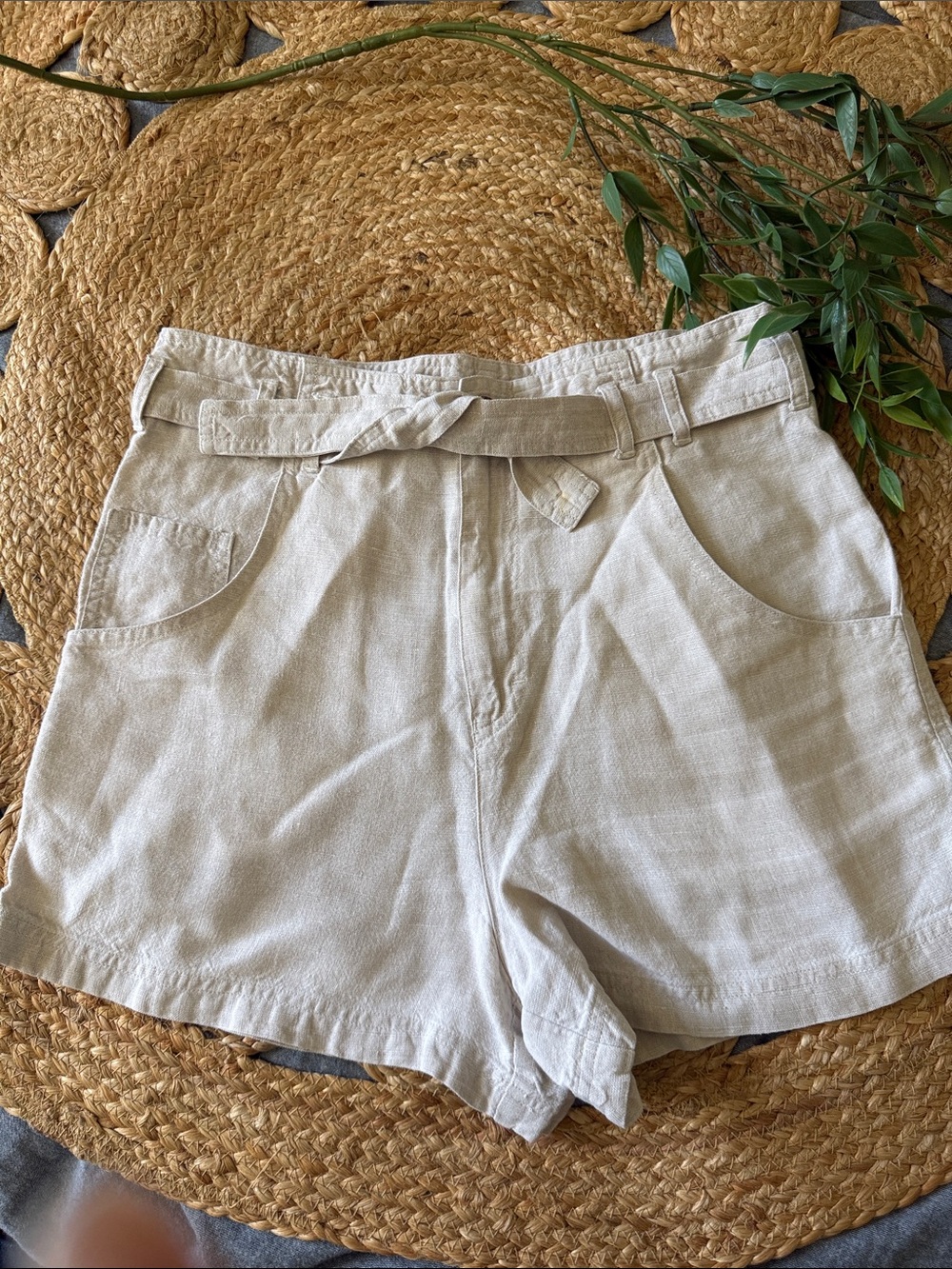 Vintage Banana Republic 100% Linen Tie Front Short. Size 4
